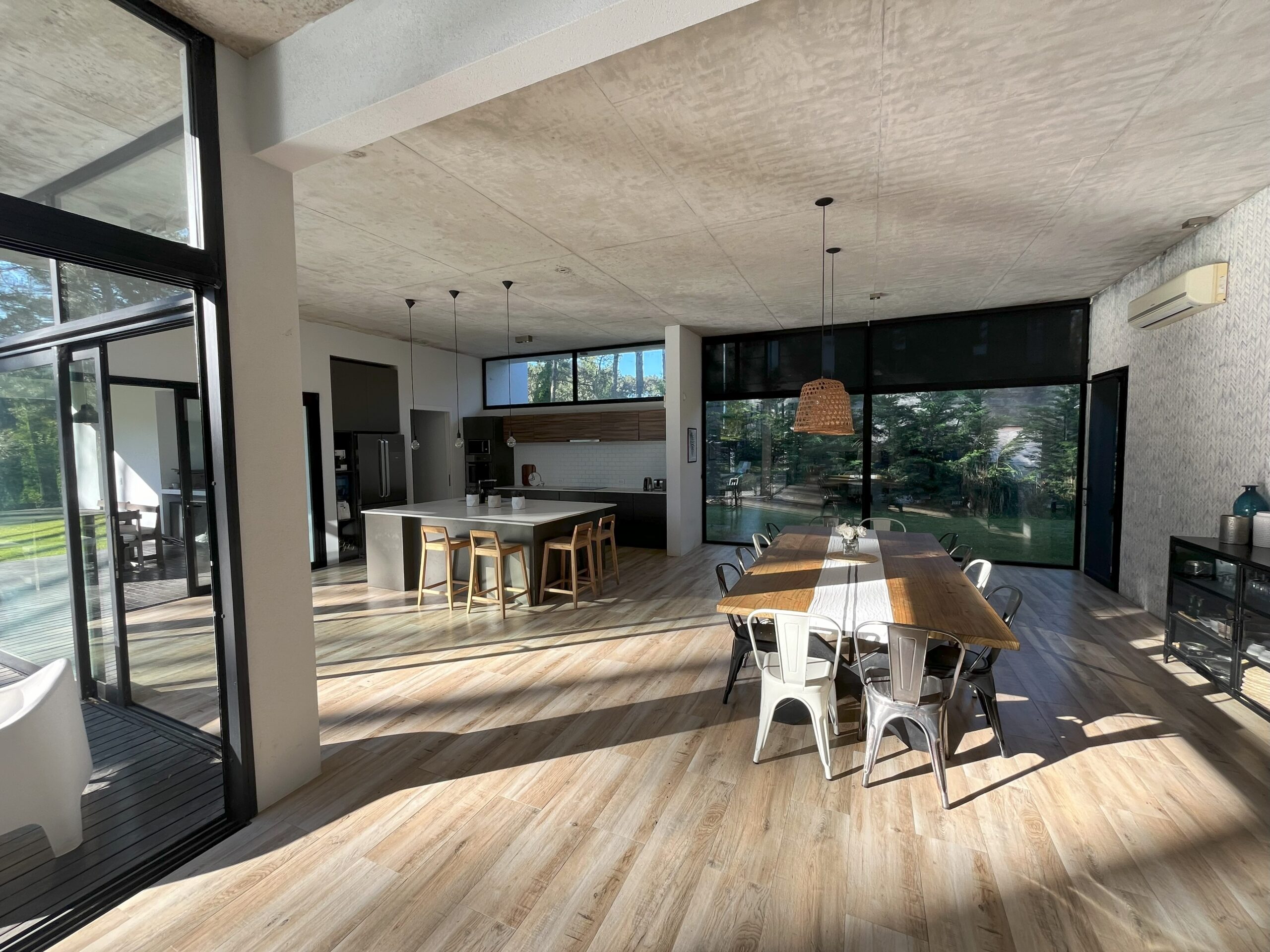 casa carilo interior , cocina y comedor