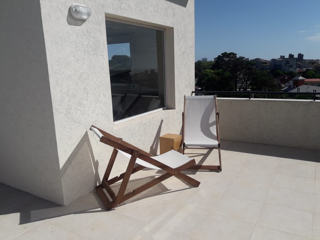 depto ostende balcon con reposeras