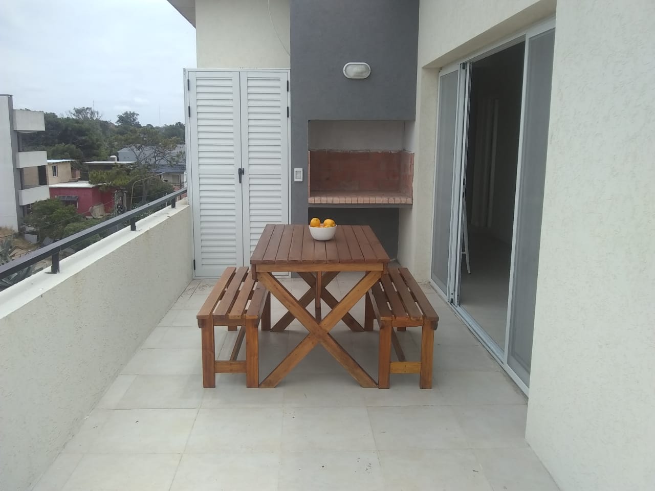 depto ostende parrilla y mesa de exterior