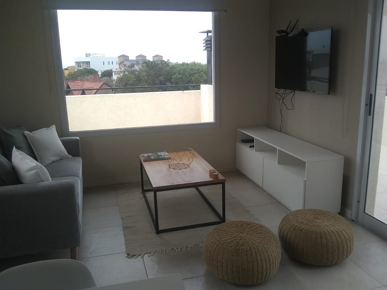 depto ostende sillon y living de cerca